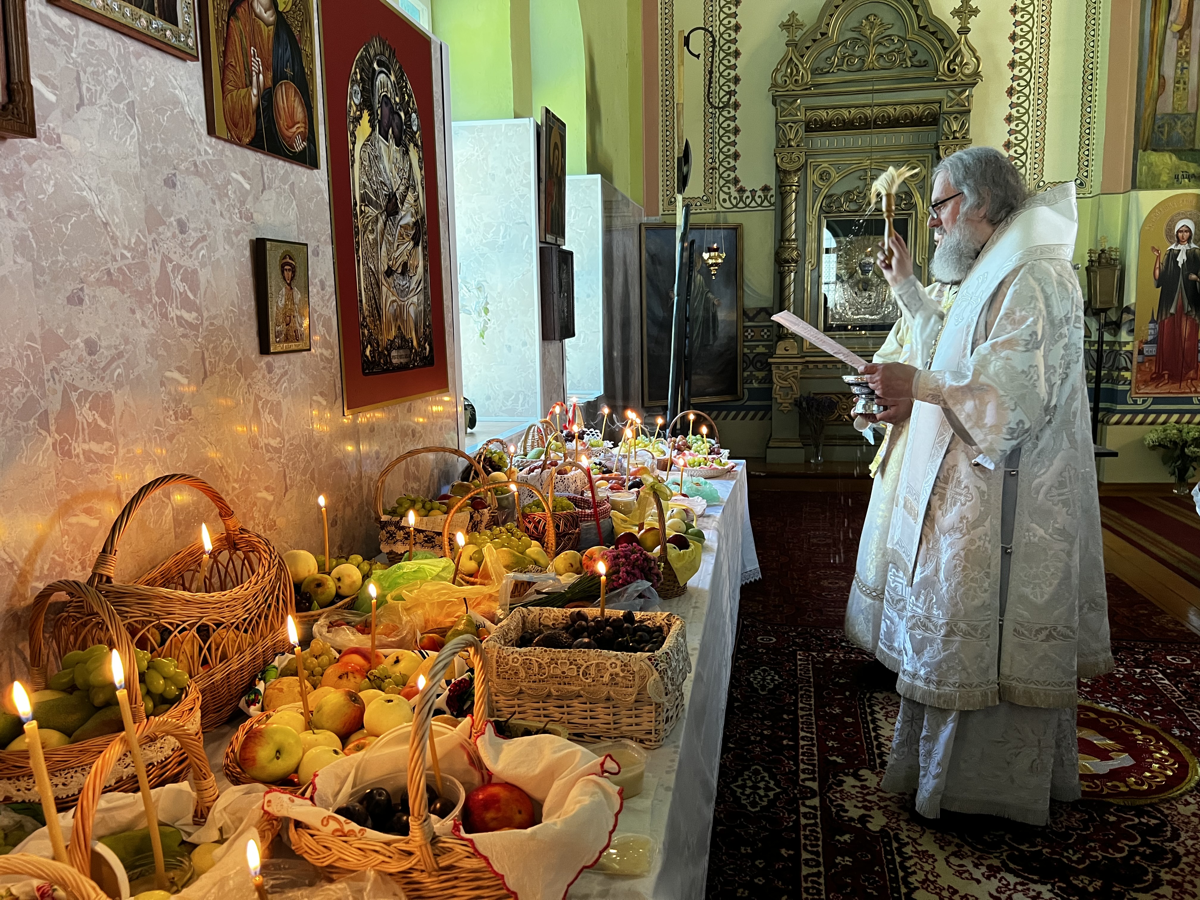 Сильная православная молитва на освящение всякой вещи, дома, квартиры, машины мирянином